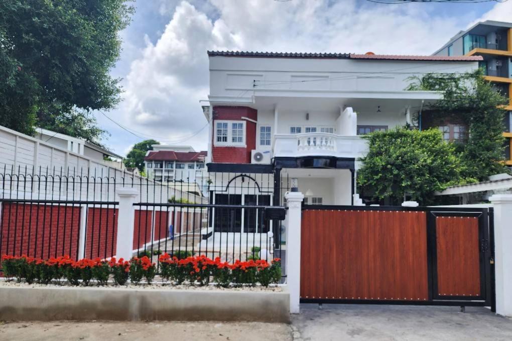 Boxsoon Nimman 2 # 4Beds 3Baths Villa Chiang Mai Exteriör bild