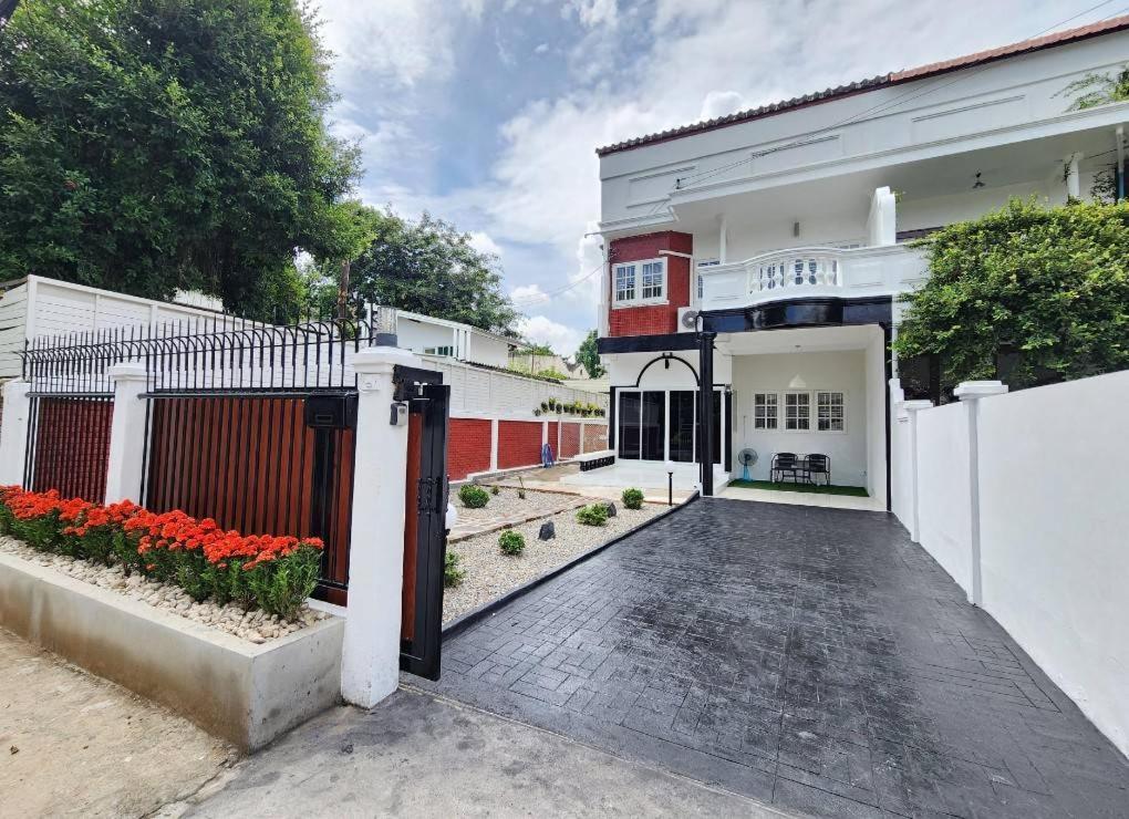 Boxsoon Nimman 2 # 4Beds 3Baths Villa Chiang Mai Exteriör bild